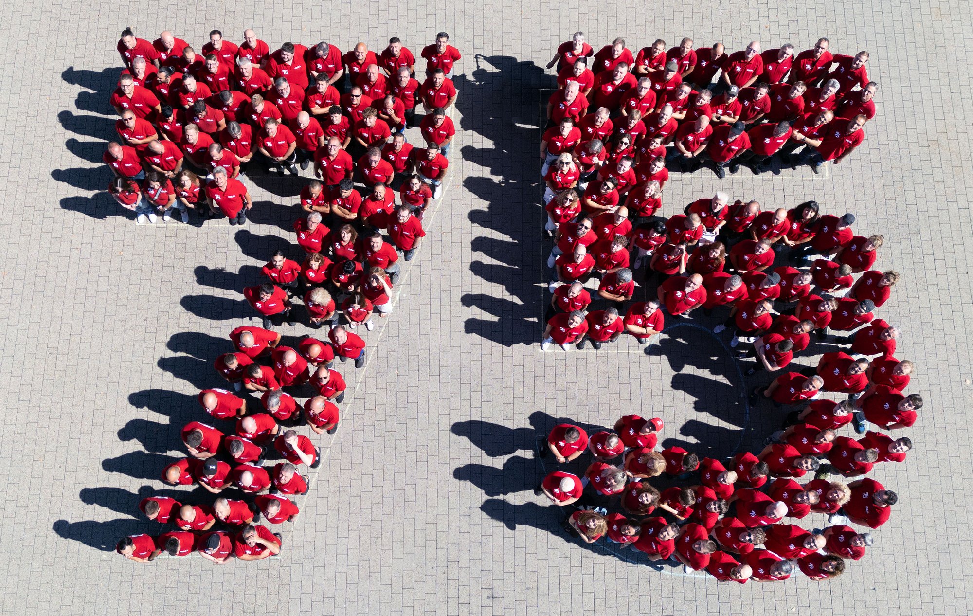 DJI_75_Jahre_IDEAL_Alle_Mitarbeiter_0037_Blog DJI_75_Jahre_IDEAL_Alle_Mitarbeiter_0037_Blog